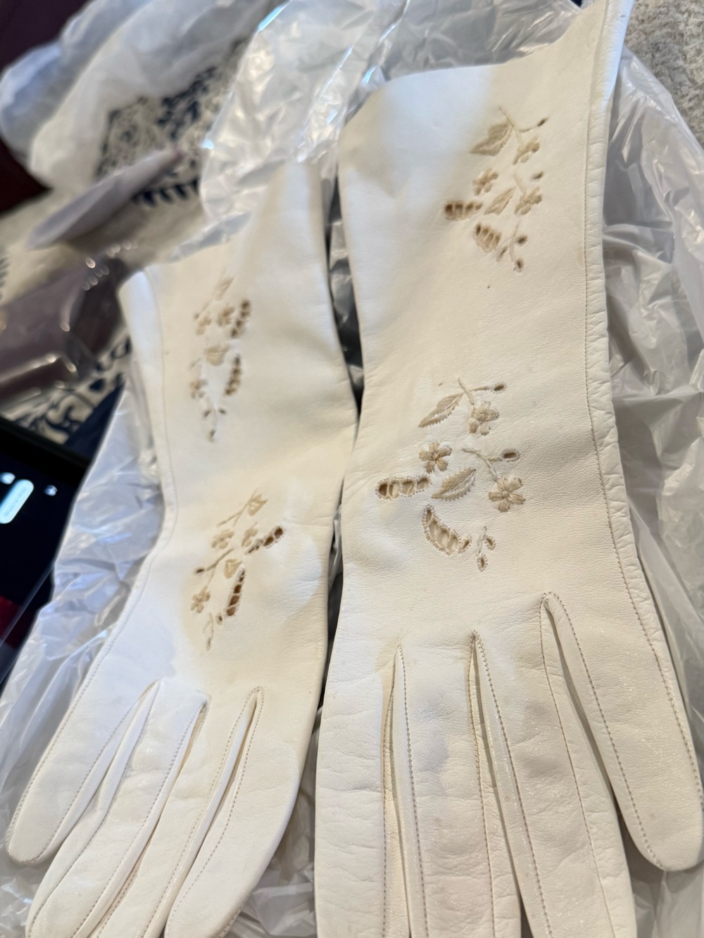 Vintage Italian Kid White Leather Embroidered Gloves - Picture 2 of 13